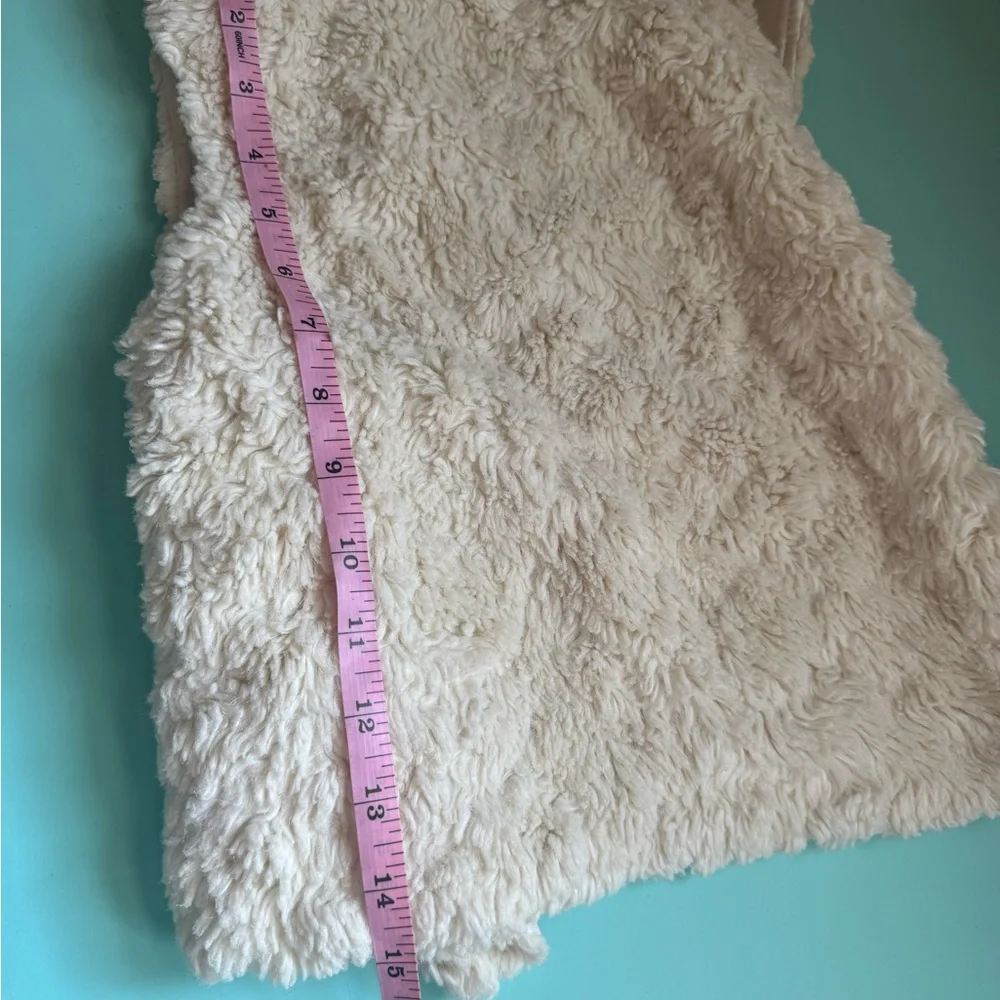 H&M Cream Faux Fur Vest Plush Layer. Size 6-7Y‎
